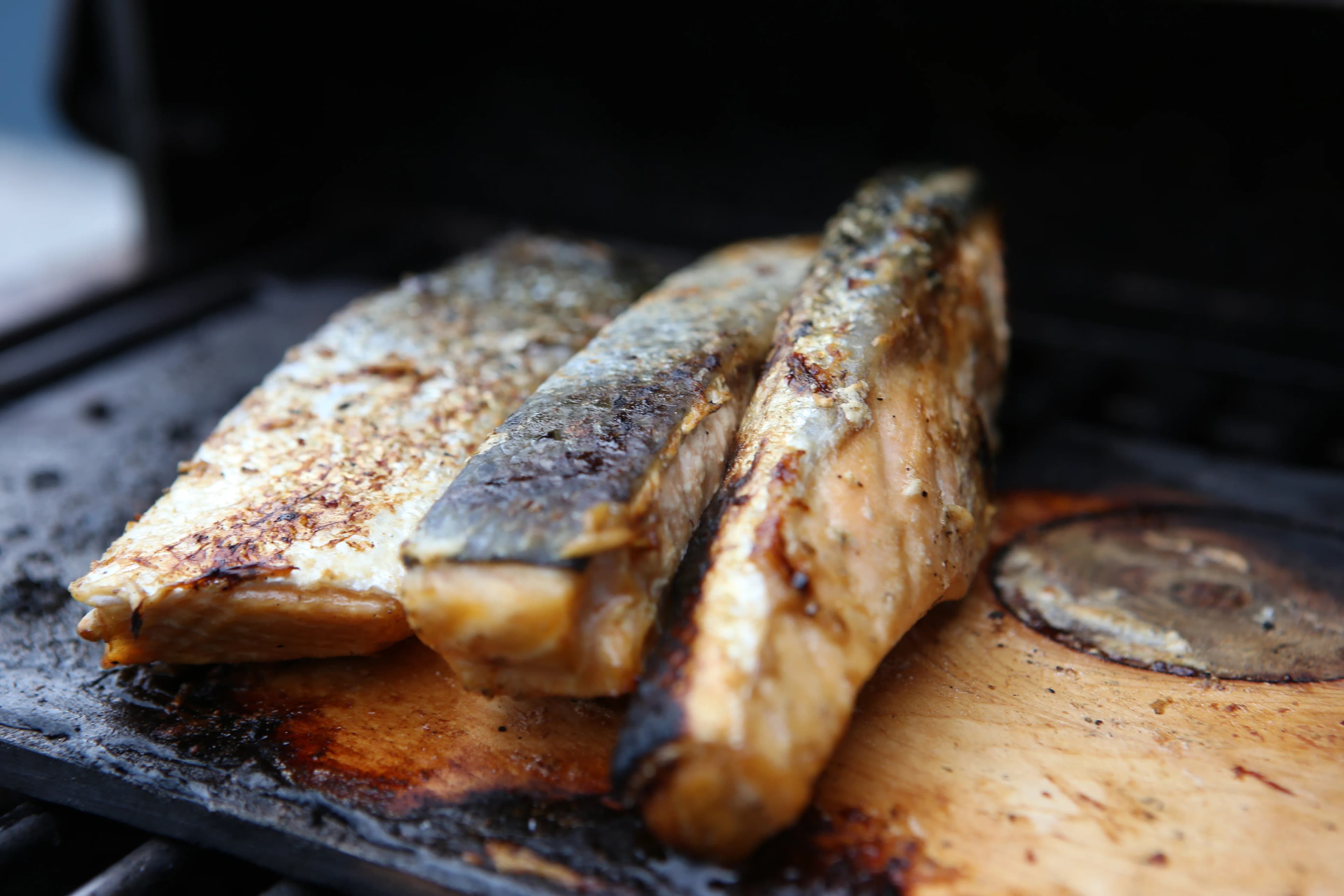Lonchas de salmón ahumado en frío con eneldo