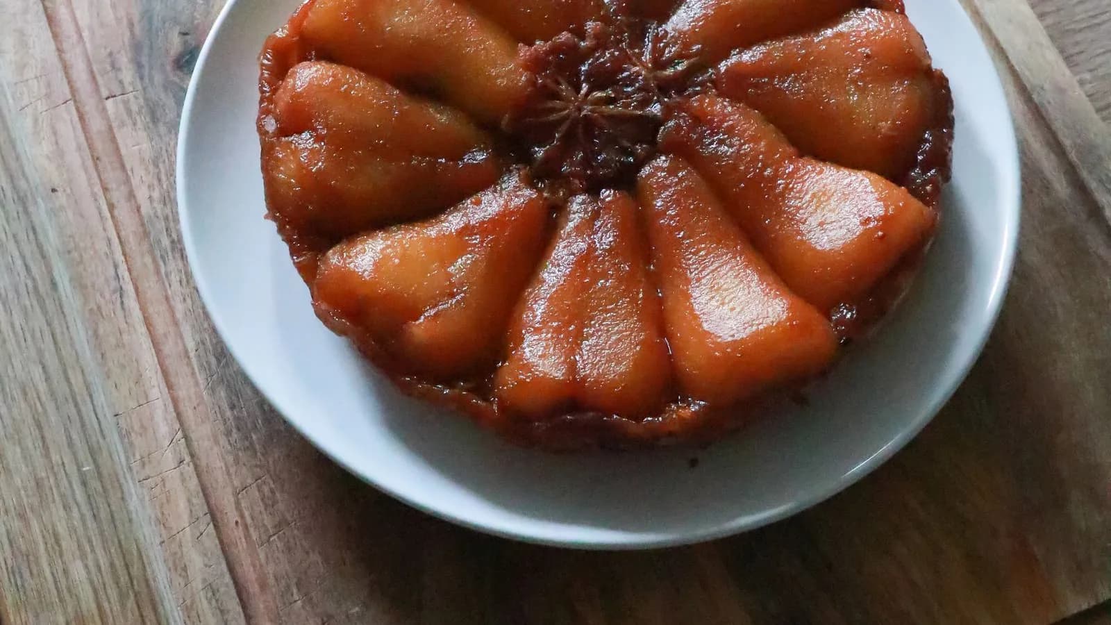 Tarta tatin de manzana caramelizada volcada en un plato