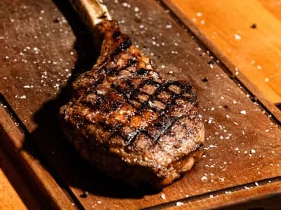 Tomahawk de buey al estilo reverse sear, hueso largo y carne caramelizada