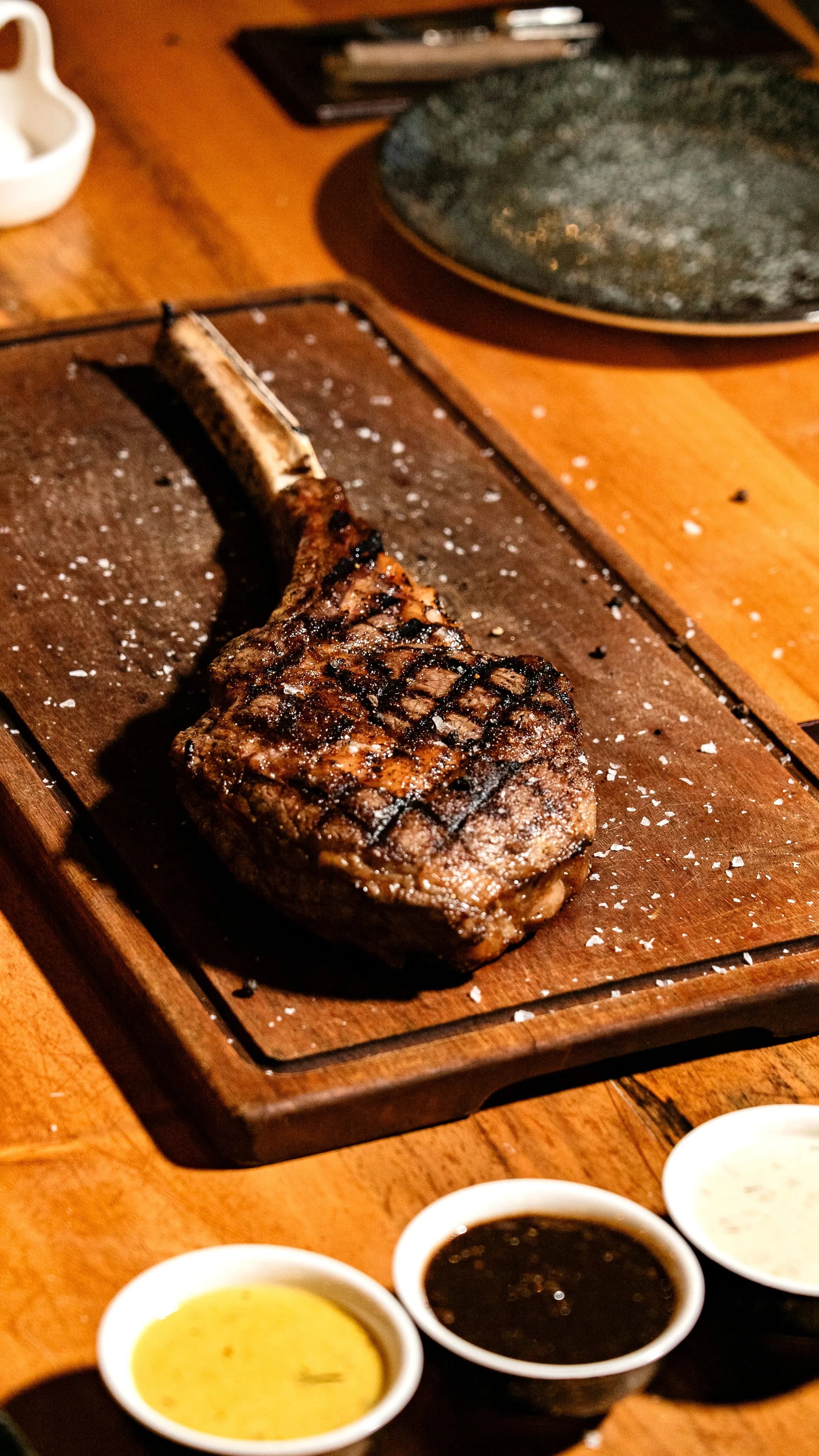 Tomahawk de buey al estilo reverse sear, hueso largo y carne caramelizada