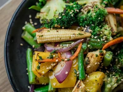 Verduras de temporada asadas sobre llama abierta, con marcas de parrilla