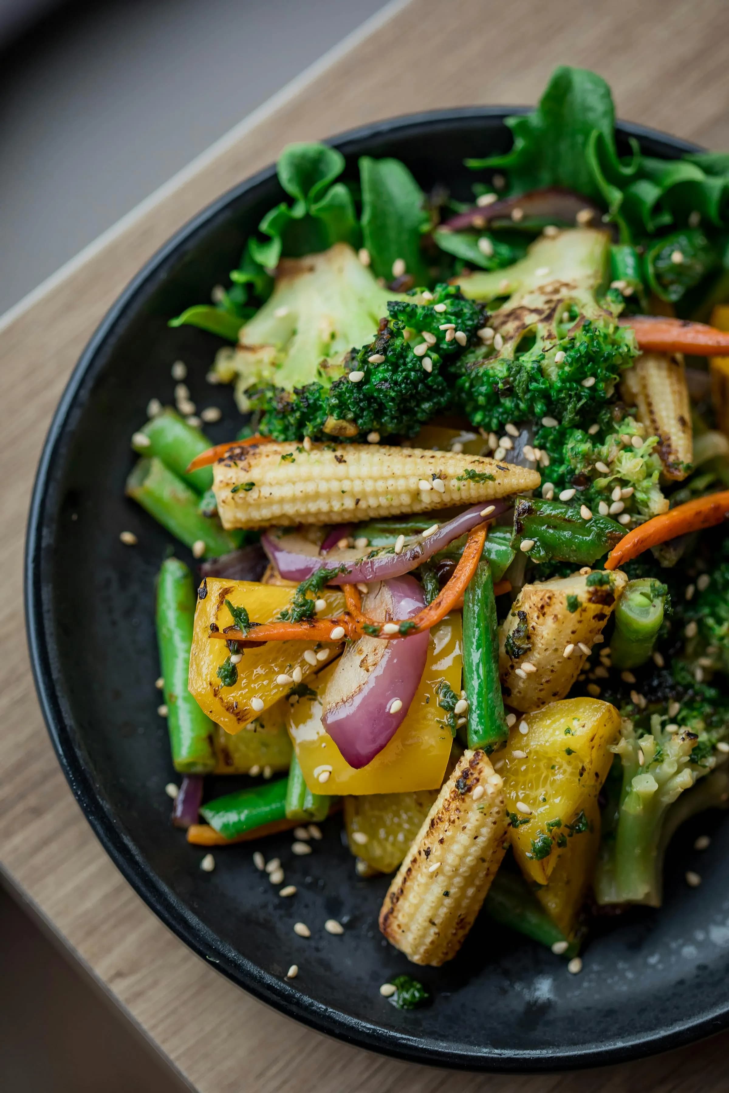 Verduras de temporada asadas sobre llama abierta, con marcas de parrilla