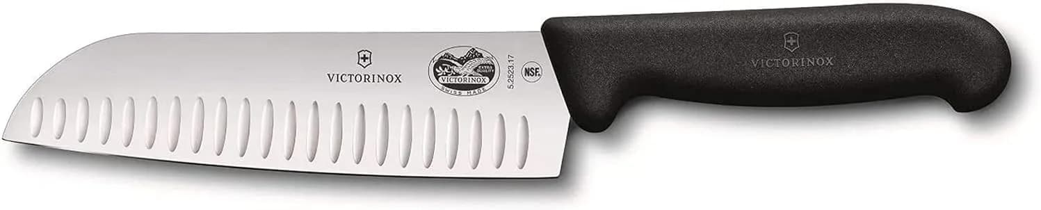 Cuchillo santoku Victorinox Fibrox de 17 cm en acero suizo con mango negro antideslizante (vista 1)