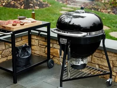 Weber Summit Kamado E6 24" cerámico en terraza (vista 1)