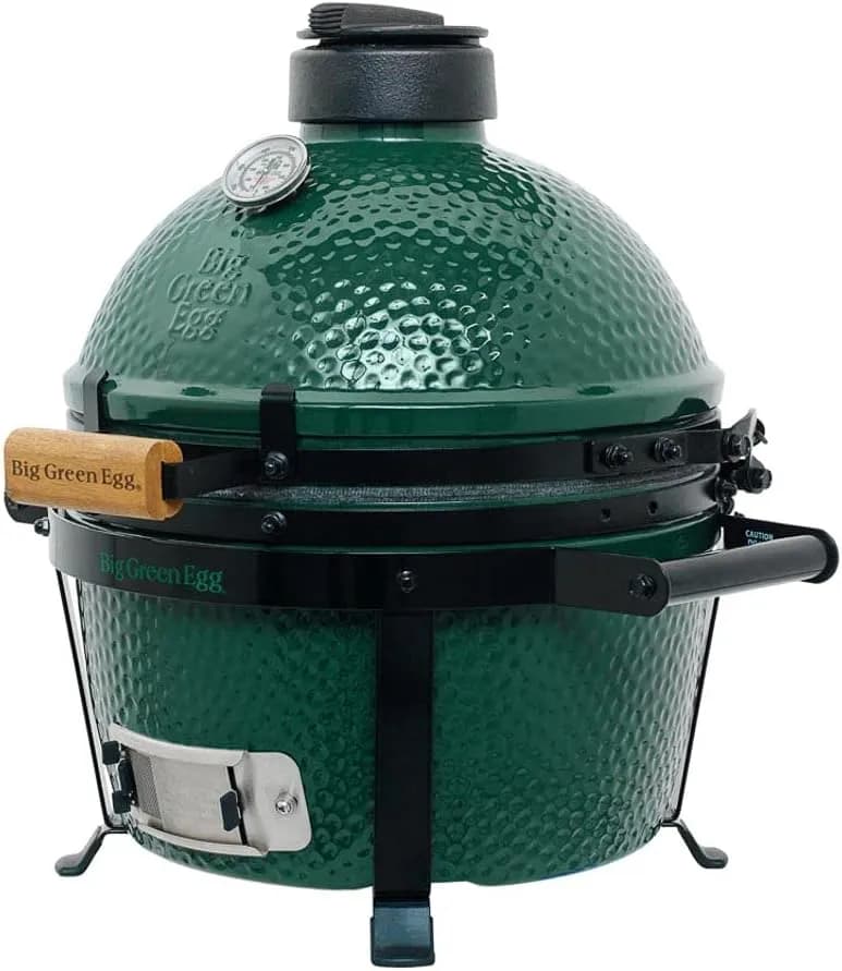 Big Green Egg MiniMax sobre una mesa de terraza