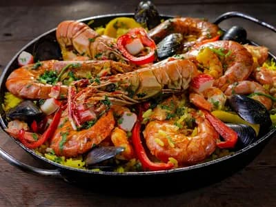 Arroz a banda con marisco en paellera