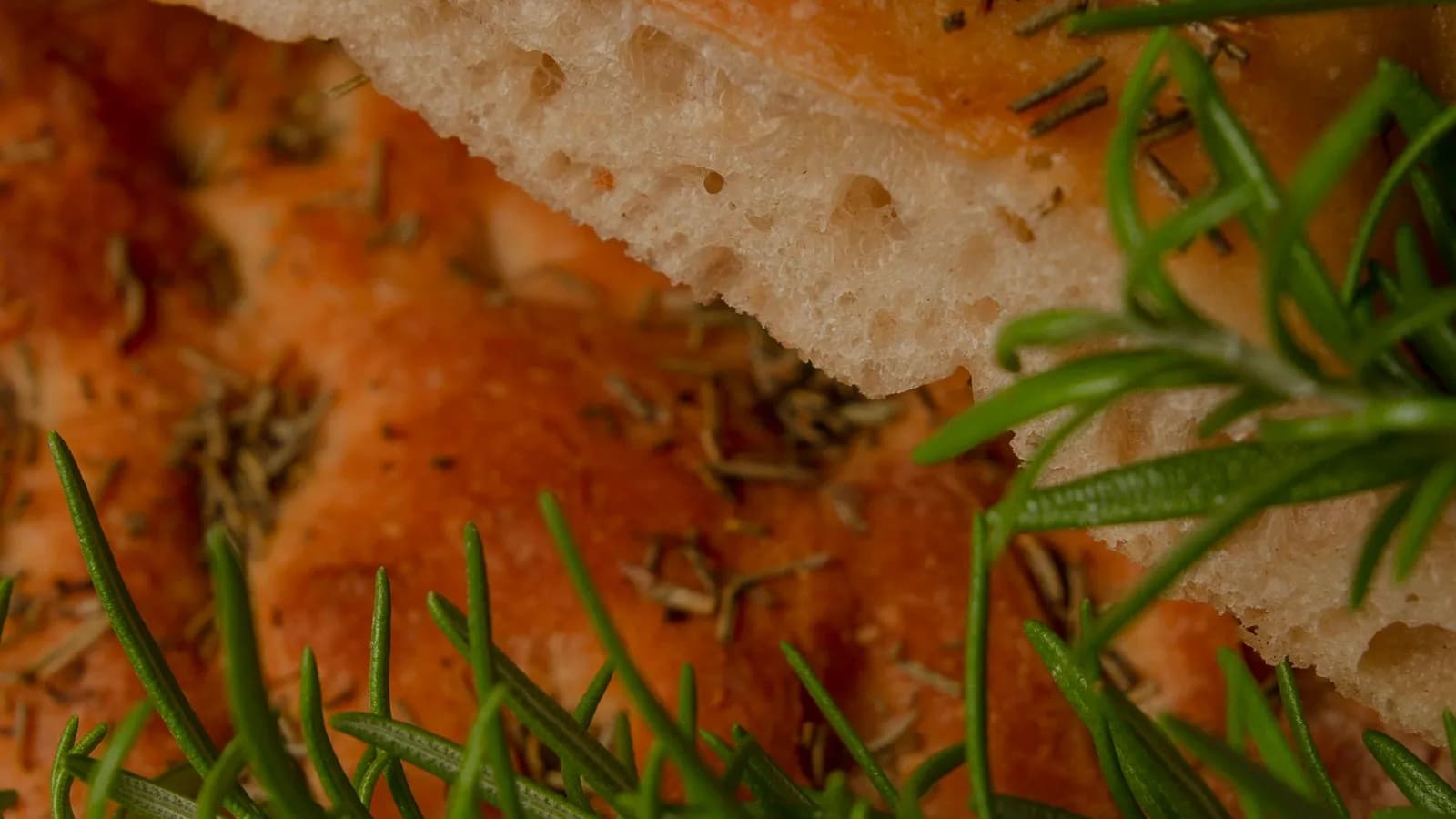 Focaccia con romero recién horneada, miga aireada y aceite de oliva