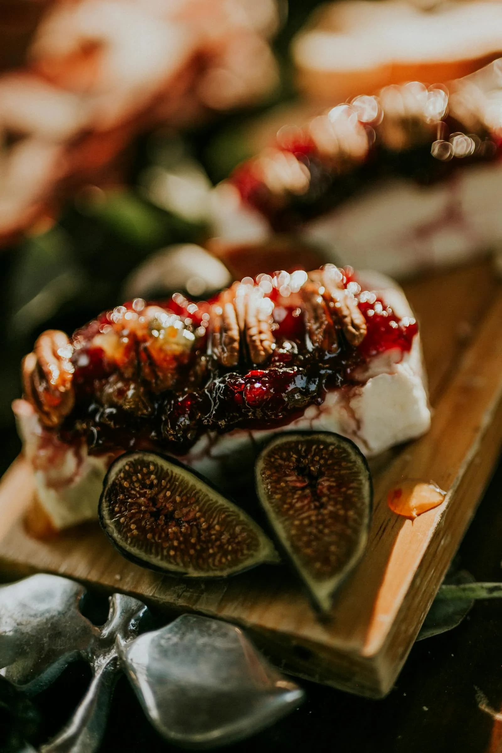 Higos con queso, miel y nueces sobre tabla de madera