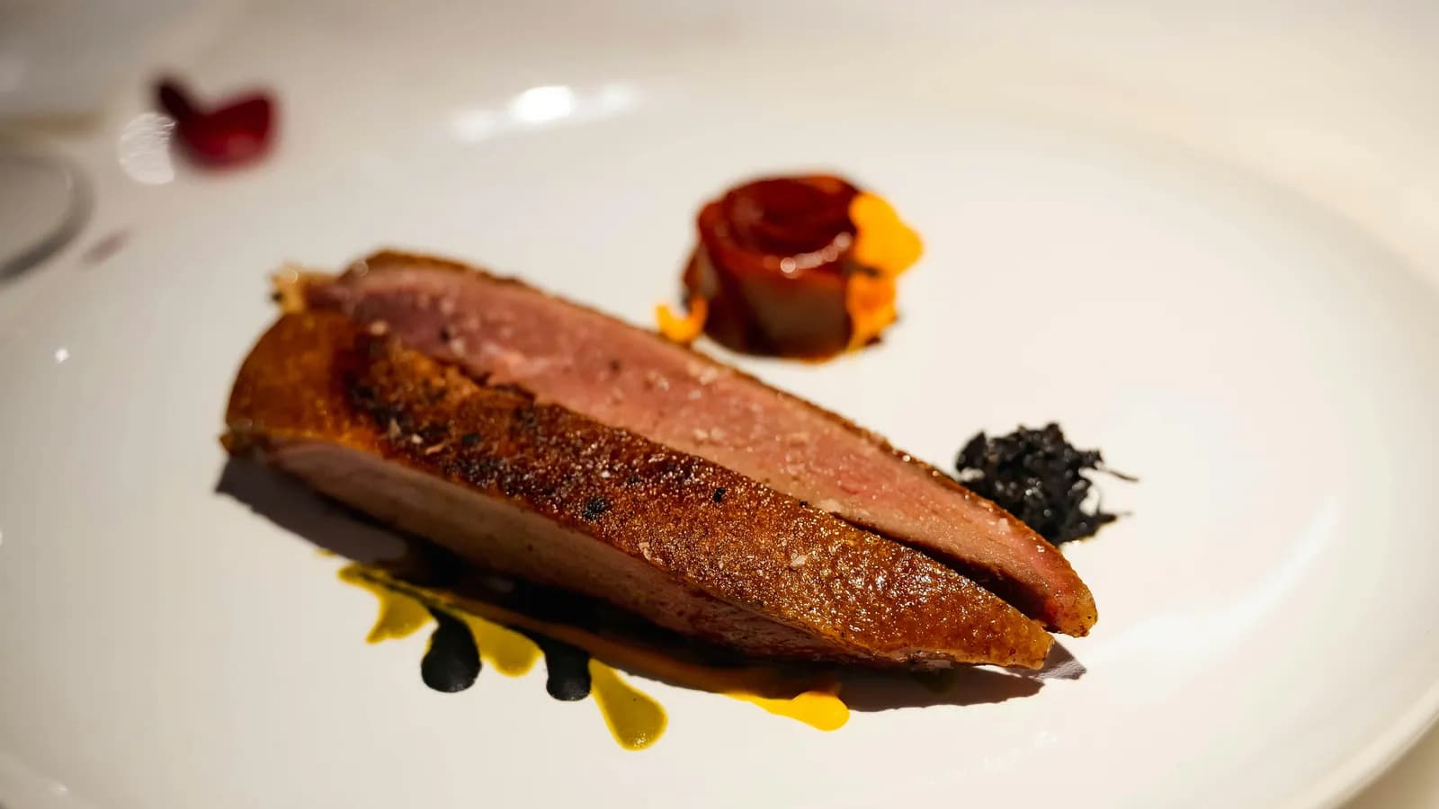 Magret de pato con cebolla caramelizada y piel crujiente