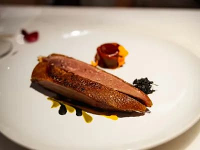 Magret de pato con cebolla caramelizada y piel crujiente