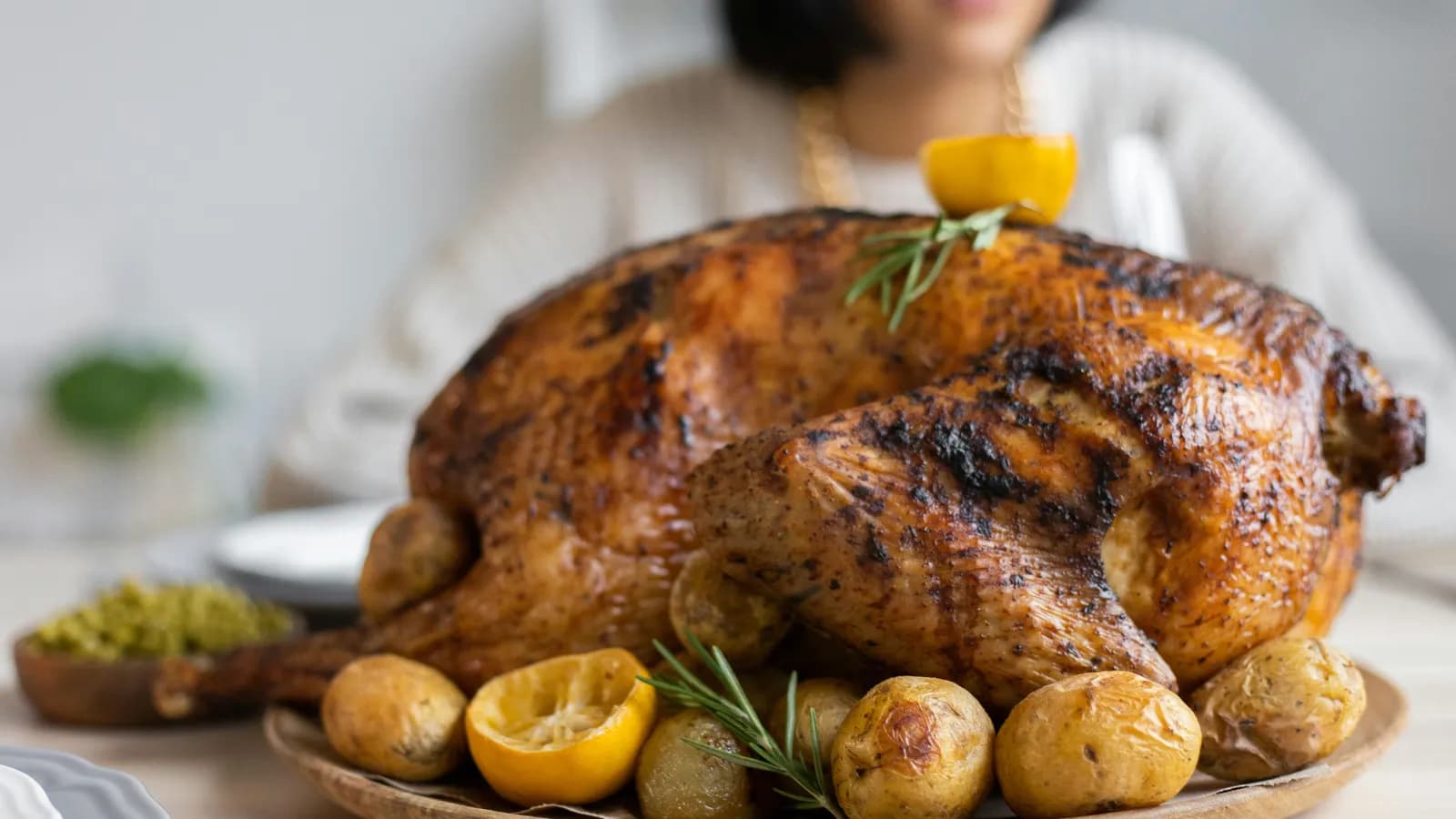 Pavo entero ahumado al kamado con piel dorada, listo para Navidad