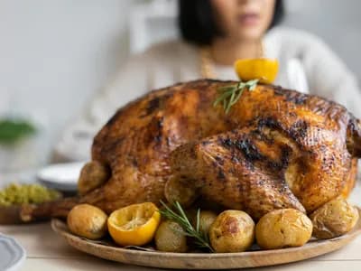 Pavo entero ahumado al kamado con piel dorada, listo para Navidad