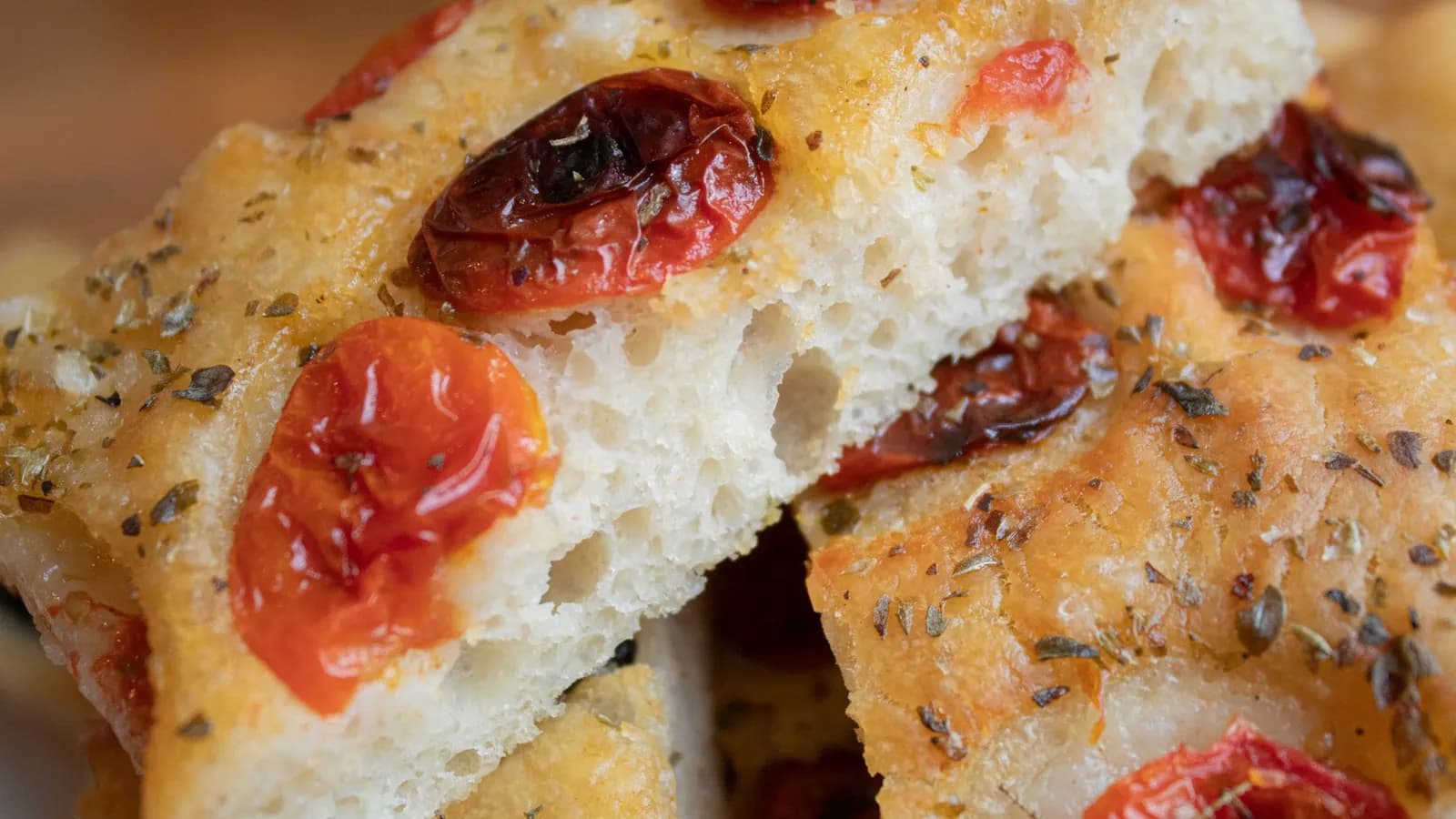 Pizza marinara sin queso: tomate, orégano y aceite de oliva sobre masa alveolada