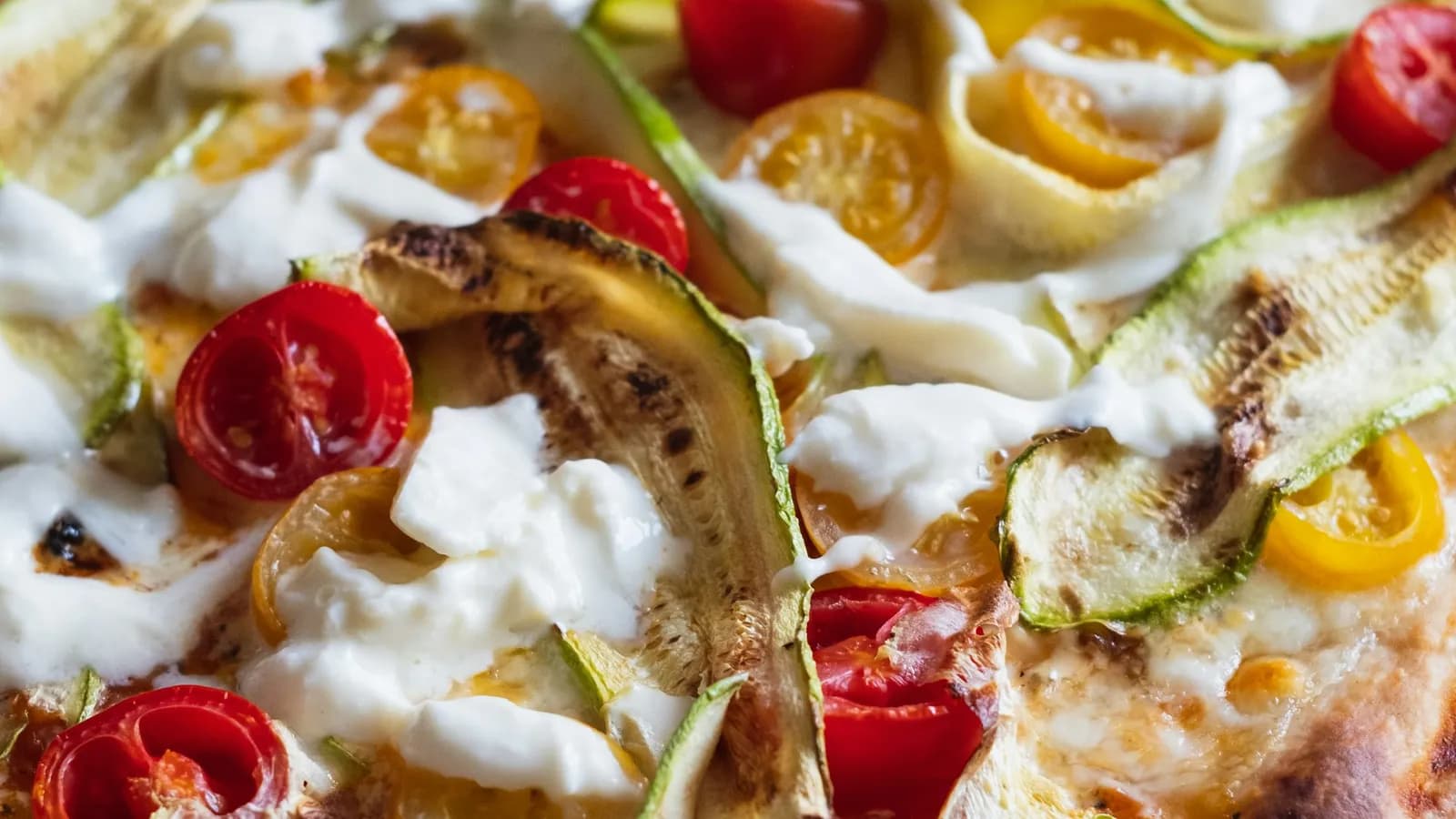 Pizza de verduras asadas con calabacín a la brasa, tomates cherry y burrata cremosa