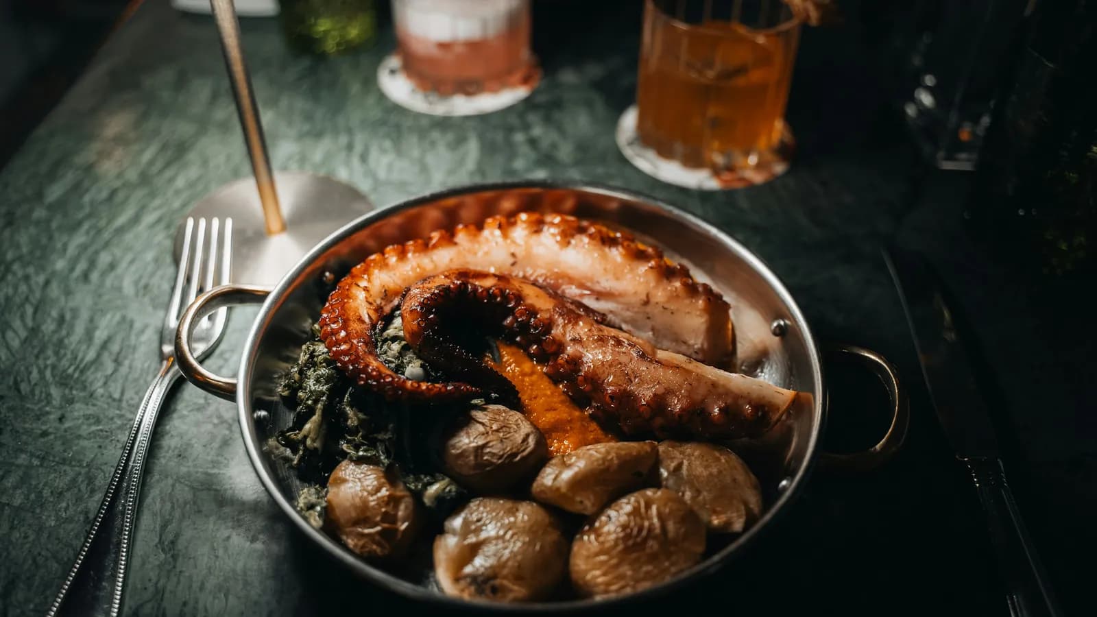 Pulpo a la gallega al kamado