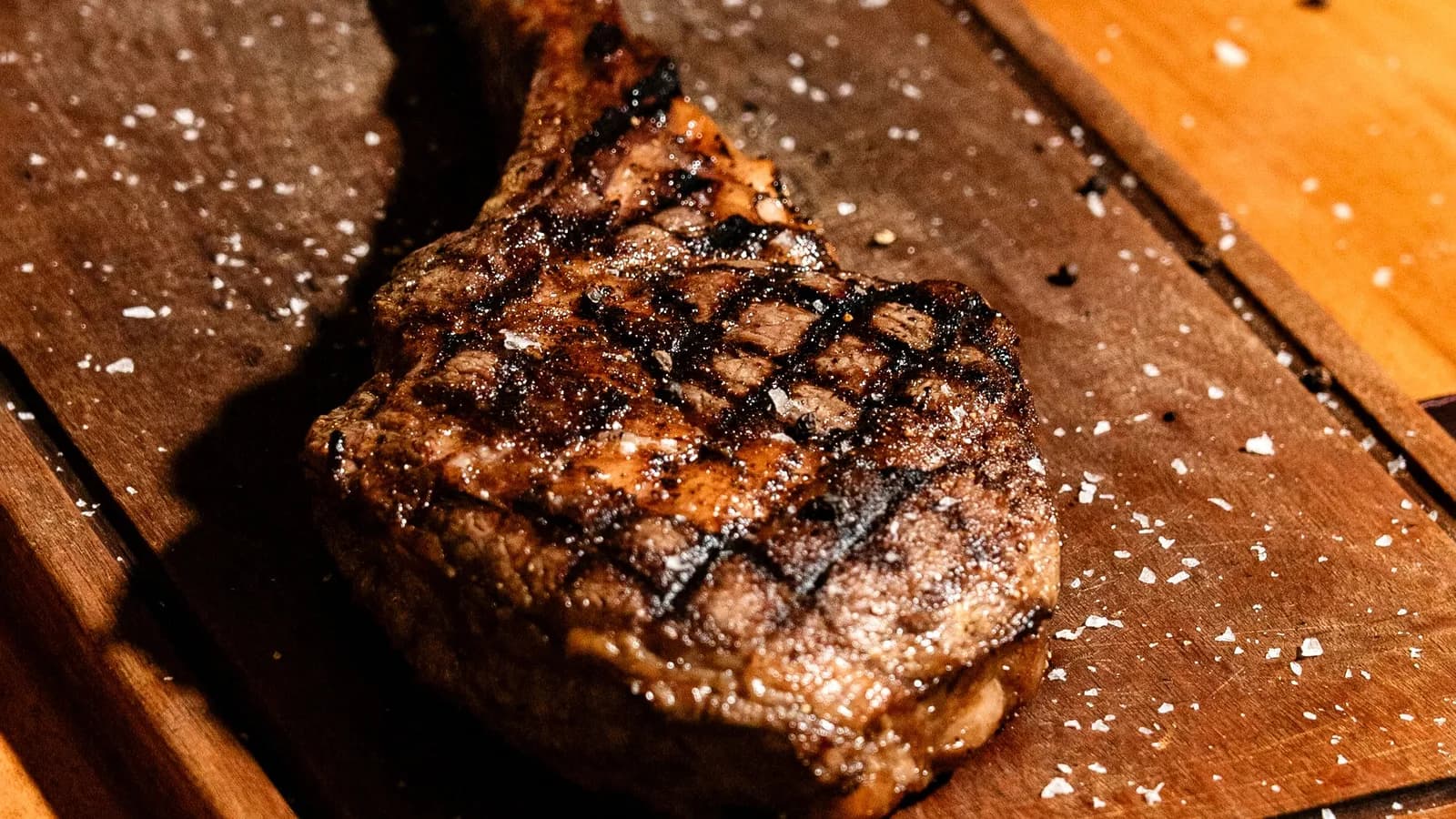 Tomahawk de buey al estilo reverse sear, hueso largo y carne caramelizada