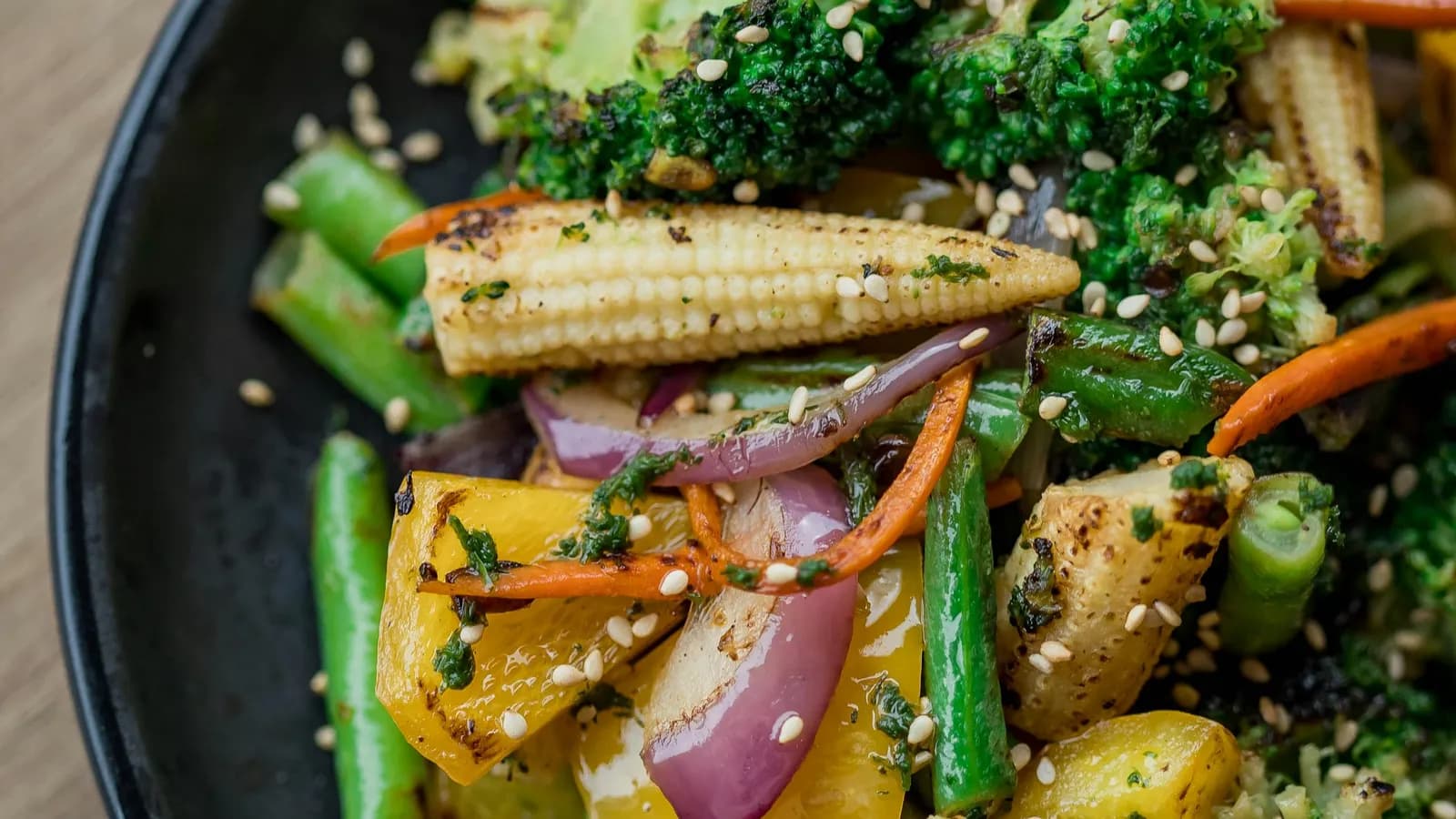Verduras de temporada asadas sobre llama abierta, con marcas de parrilla