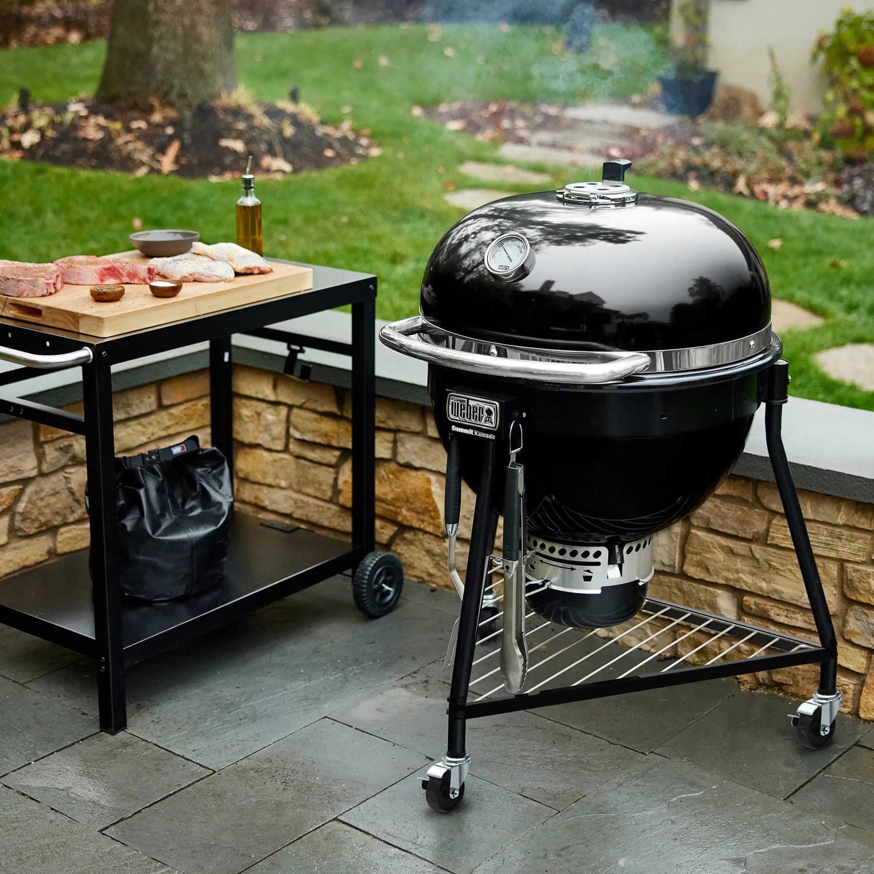 Weber Summit Kamado E6 24" cerámico en terraza (vista 1)